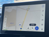 画面には地図が表示され、現在地や周辺の道路を確認しながら目的地を設定できます。タッチ操作に対応した表示で、行き先を探したいときにも使いやすく、日々の移動をサポートします。