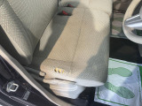 運転席シートにしみ、破れ、へたりあります。