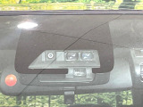 【トヨタセーフティセンス】走行中に前方の車両等を認識し、衝突しそうな時は警報とブレーキで衝突回避と被害軽減をアシスト。より安全にドライブをお楽しみいただけます。
