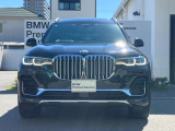 BMWの代名詞の【キドニーグリル】グリルが腎臓のように見えるので【キドニー】と呼ばれるようになりました。一目見ただけでBMWであると認識できる確固たるアイコンとして存在感を放ちます。