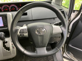 握りやすい形状で手になじみやすく、運転姿勢を保ちやすいステアリング。手元にはオーディオ操作用のスイッチも備わり、視線を前方に向けたまま扱いやすい配置です。毎日の運転をサポートします。