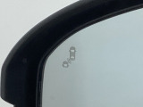 斜め後ろに存在する車を探知。その方向のドアミラー鏡面上にマークを表示し、存在をお知らせしてくれます。また、その方向にウインカーを操作すると、マークの点滅と警告音で注意を促します!