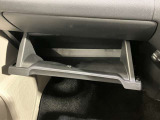 【グローブボックス】容器がせり出してくるバケットタイプ!一目で中身を把握でき、取り出しやすさにも優れます!