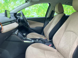 前席はベージュ系のシートとドア内張りで統一感があり、車内を明るく感じさせます。窓からの視界も確保され、運転席・助手席ともに落ち着いて過ごせる空間です。