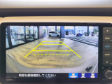 【リヤカメラ・ワイドビュー】後方を広く映し出し、左右からの接近車両や歩行者も確認しやすいビューです。