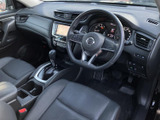 運転席まわりはメーターや画面が見渡しやすく、前方の視界も確保されています。シートには落ち着いた色合いを採用し、日常の移動も過ごしやすい空間です。