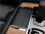 【ワイヤレススマートフォンチャージ】対応機種のスマートフォンを置いておくだけで簡単に充電可能です。センターディスプレイの機能ビューを使用して、充電プレートのオンとオフを切り替えることができます。