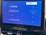 交通情報やBluetooth、USB、Miracastなどの項目が画面に並び、利用したい音声・接続機能を選びやすい構成です。設定メニューも確認しやすく、日常使いに便利です。