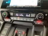 【左右独立オートエアコン】左右席で独立温度コントロールが可能です。運転席はキンキンに冷やして助手席はマイルドにと言った設定が可能です☆暑さ寒さでケンカすることもなくなりますね♪