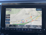 地図上に現在地や周辺の道路、施設が表示され、目的地までの経路を確認する際に便利です。画面下部には地図設定などの項目が並び、必要な情報を見ながら操作しやすい構成です。