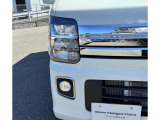 【LEDヘッドライト】高輝度LEDヘッドライトを装備していますので、雨天などの悪天候や夜間走行でも安心して運転できます!良好な視界を確保できるうえ、消費電力も抑えられています。