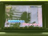 画面にはテレビ番組が表示され、停車中に映像を楽しみたいときに活用できます。大きく表示された映像と字幕で内容を確認しやすく、休憩時などの車内で過ごす時間に便利な装備です。