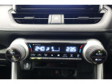 ★運転席と助手席でそれぞれお好みに合わせて温度設定が行えるフルオートエアコンです。外気温や室温、日射量を感知し、吹き出し温度、風量を緻密に制御します