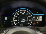 視認性の良い大きめのアナログメーターと、様々な情報を表示可能なディスプレイで、運転中の確認がしやすく安全運転に役立ちます。