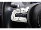 ハンドル左部分でオーディオ操作が可能。そのため、運転中でも目線をずらさずに安全運転♪スマートフォンを接続してハンズフリー通話も可能です。