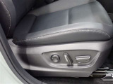 パワーシート搭載。微妙な調整が手軽にでき、適したポジションで運転することが可能です。
