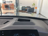 【ヘッドアップディスプレイ】現在の車速表示や目的地へのルート案内やメディア関連のリストを表示する事が可能です。視線移動を減らす事によりドライブに集中して頂けます。