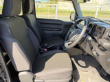 前席は座面と背もたれにゆとりを感じる形状で、運転席からの見通しも確保しやすい室内です。落ち着いた色合いでまとまり、乗り降りの際にも開放感があります。