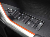 運転席からも操作可能な全席パワーウィンドウが装備されています。