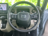 左右にスイッチが配置され、運転姿勢を保ちながら手元で各種機能を扱える仕様です。メーターを見ながら必要な操作を行いやすく、日々の移動でも便利に活用いただけます。