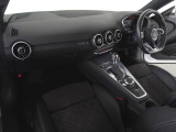 Audiのインテリアはエクステリア同様、優れたデザイン性とクオリティ、そして機能性を兼ね備えております。