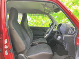 前席は座面と背もたれに厚みのある形状で、運転席まわりも見渡しやすくまとまっています。明るさのある窓から外の様子を確認しやすく、乗り降りの際にも室内の清潔感が伝わる空間です。
