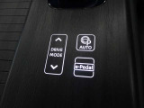 eペダルは、アクセルペダルの操作だけで車の発進、加速、減速、停止をコントロールできるシステムです。アクセルを踏み込むと加速し、緩めると回生ブレーキが作動して減速、さらに離すと停止状態を保持します