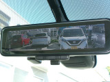 インテリジェント・ルームミラー。ルームミラーに、リヤカメラの車両後方映像を表示。世界初の新技術で、荷物や人で見えづらかった後方視界がクリアに!