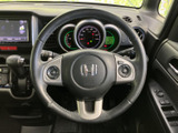 左右のスポークにスイッチが備わり、運転姿勢を保ったまま手元で車両の機能を扱える仕様です。メーターも視線の先に収まり、運転中に必要な情報を確認しやすい配置となっています。