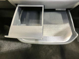 引き出し式のトレイとカップホルダーが付いているので便利です♪