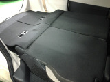 荷物によって片側のみシートを倒して使うことも出来ます。