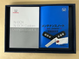 メンテナンスノート【点検整備記録簿・保証書】、取説も揃ってます。スマートキーはバッグなどにしまったままボタン操作でエンジン始動・停止やハイブリッドシステムの起動や停止ができて大変便利です