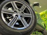 【グレード専用純正16インチアルミホイール】デザイン性の高い純正アルミホイールを装着しております。各種社外アルミホイールや、スタッドレスタイヤも取扱いしております。是非ご相談ください♪