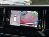 後方の映像に加えて車両周辺の表示も確認でき、駐車時の後退をサポートします。画面上のガイド表示を目安に、周囲を確かめながら操作できる装備です。