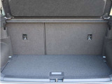 荷物の積み降ろしがしやすいラゲッジスペース。後席との組み合わせで、さまざまな荷物に対応できる実用的な荷室です。