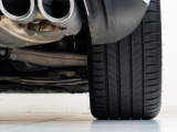 車体を後方から見た際の【右後輪】です。溝の残量やキズの有無など、より状態を詳しくお知りになりたい場合はスタッフまでお尋ね下さいませ。