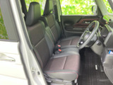落ち着いた色合いのシートに座ると、前方の視界が広がり、運転席まわりも見渡しやすい印象です。ほどよくまとまった座席配置で、毎日の通勤やお出かけにも使いやすい室内です。