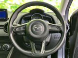 運転席で握りやすい形状に加え、手元には複数のスイッチを備えています。前方から視線を大きく外さずに使いやすく、日常の運転中に必要な操作へ手を伸ばしやすい便利な装備です。