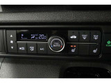 室内を快適温度にするオートエアコン!スイッチもシンプルで操作しやすく、オールシーズン快適なドライブに出かけられますね♪