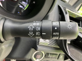 レバーには各種表示がまとめられ、操作内容を確認しやすい配置です。運転席から手を伸ばして扱える位置にあり、周囲への合図やライト類の操作を行う際にも使いやすさに配慮されています。