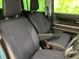 前席は身体を預けやすい形状で、運転席と助手席それぞれにゆったり座れる空間が広がります。窓から外の様子も確認しやすく、落ち着いて過ごせる室内です。
