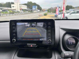 ギヤをリバースに入れると車両後方の映像を映し出し、バック時の後方視界をサポートするリヤビューカメラ!