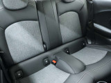 後部座席も広々としており、運転席より高い位置にあるシアターレイアウトになっております。前方の視界も良いです。