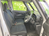 前席は視界が広く、運転席と助手席の間にもゆとりを感じるレイアウトです。座面や背もたれは身体を預けやすい形状で、毎日の移動から少し長めのお出かけまで過ごしやすそうです。