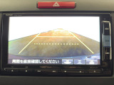 【バックカメラ】ギアをリバースに入れれば自動的にモニターが切り換わるので、車庫入れや後退確認がラクラク OKです!