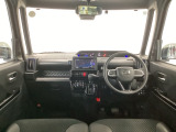 【前方視界】開放的な前方視界!運転がしやすく疲れにくいです♪窓が大きく、見通しがとっても良いおクルマですよ♪