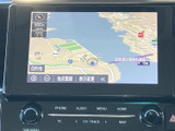 地図上に現在地や周辺の道路、施設情報が表示され、目的地の確認に役立ちます。画面下部には地点登録や表示変更などの項目が並び、必要な操作を選びやすい構成です。お出かけ先を確認する際にも便利です。