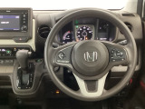 【ハンドル】運転にかかわる様々な操作を安全に行えるように視点移動が少なく操作性に配慮されたスイッチ類が凝縮されたコックピットです。