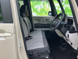 明るい色調の内装と見通しのよい窓まわりで、運転席まわりに開放感があります。座面はゆったりとした形状で、乗り降りもしやすく、日々の移動を気持ちよく始められそうです。