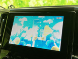 画面にはテレビ番組の映像が表示されており、停車中に映像を視聴したい場面で活用できます。画面表示から内容を確認しやすく、休憩時間などにも便利にお使いいただけます。